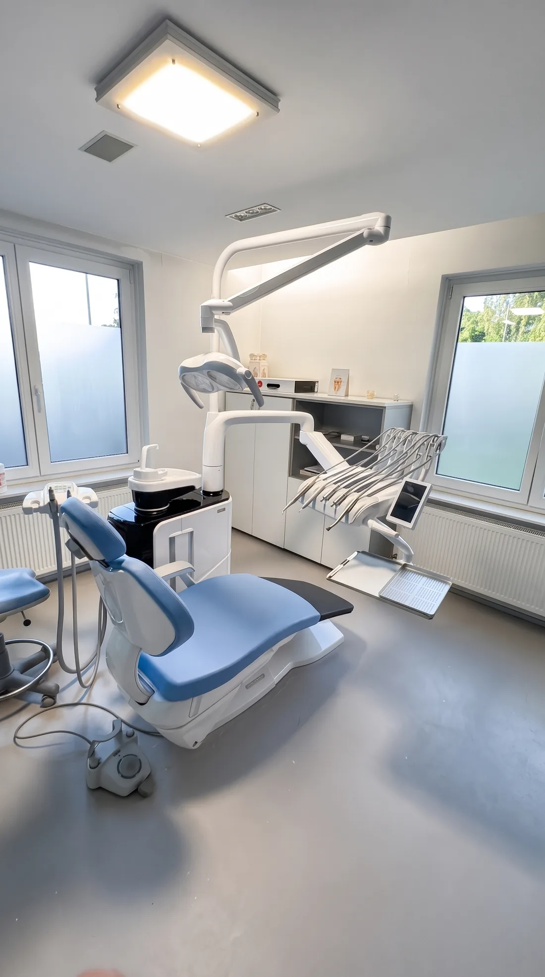 Fauteuil de soins près de la fenêtre, au cabinet de Laeken