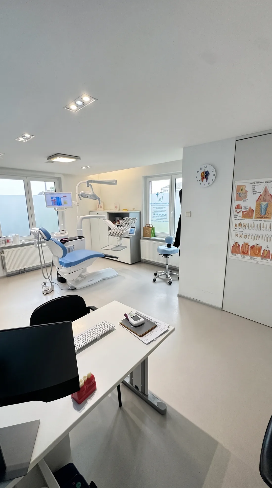 Het bureau van de tandarts en de behandelstoel, praktijk Laken