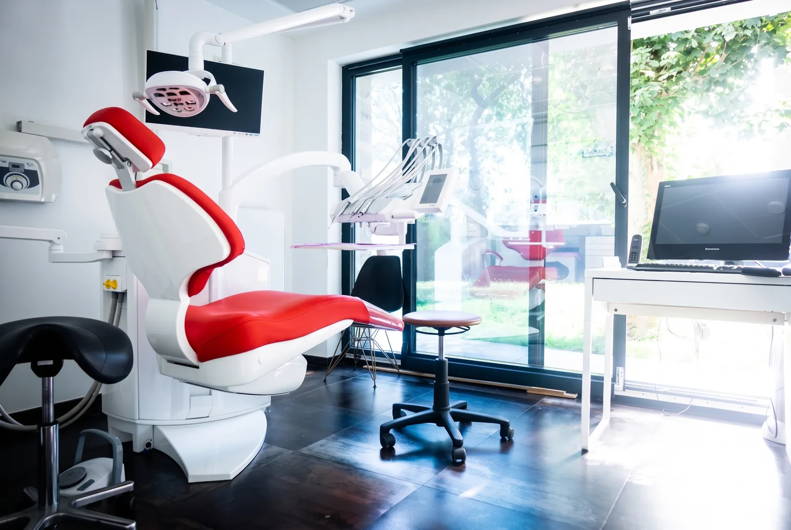 Salle de soins donnant sur le jardin, au cabinet de Schaerbeek