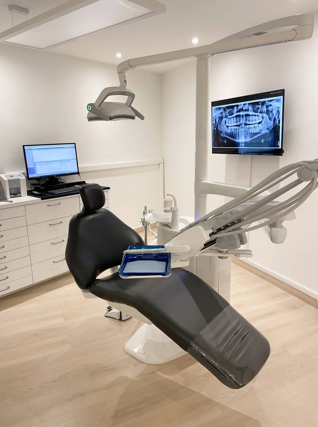 Salle de soins du cabinet de Schaerbeek, avec l’écran où s’affiche la radiographie
