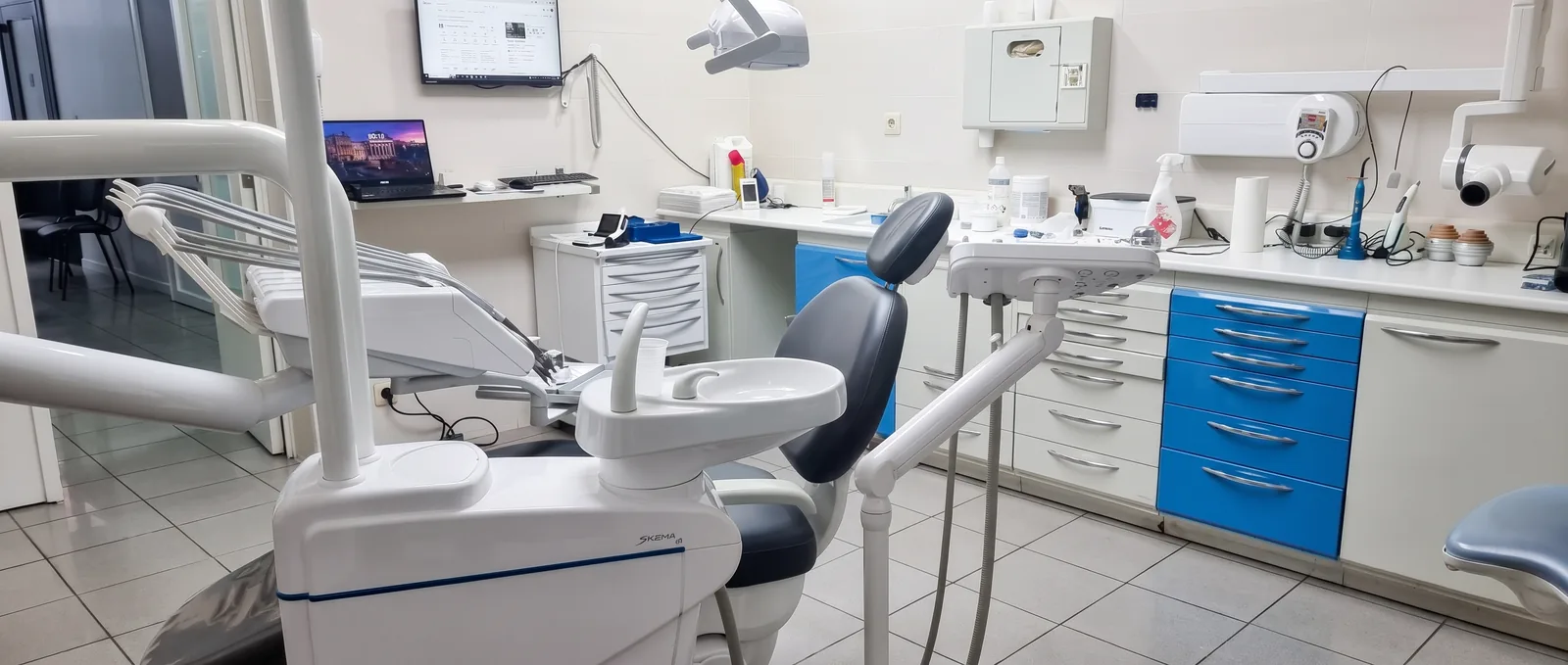 Fauteuil et instruments d’une salle de soins, cabinet de Schaerbeek
